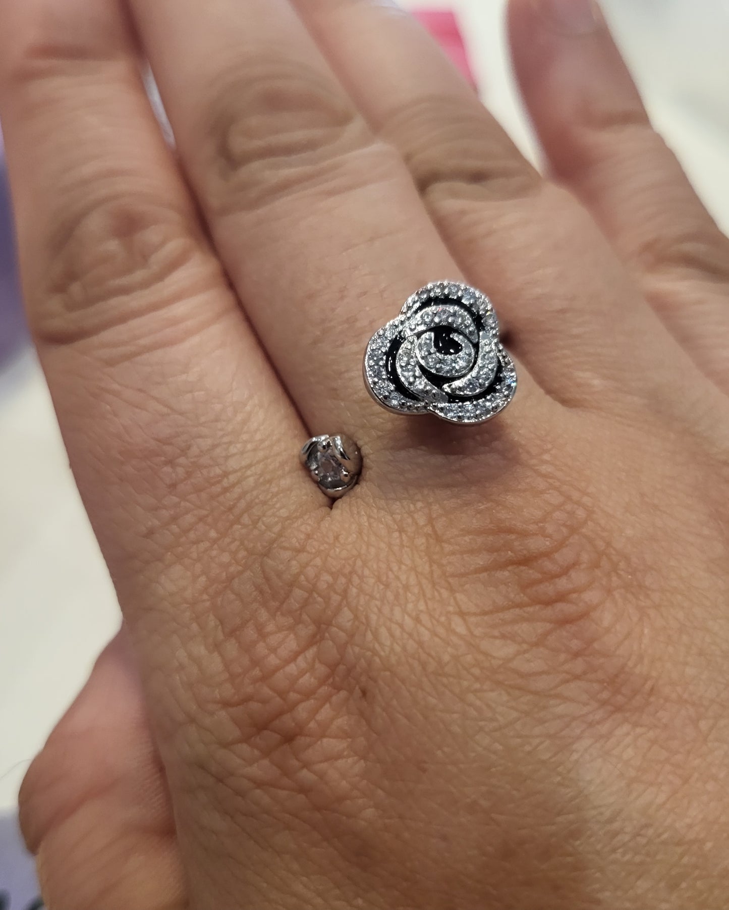 Anillo flor negra giratoria